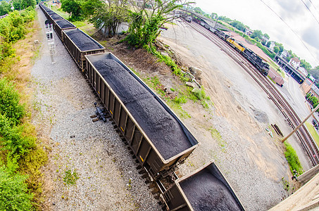 铁路轨道上缓慢移动的煤马车进口商品贸易柴油机机车船运出口货物煤斗环境图片