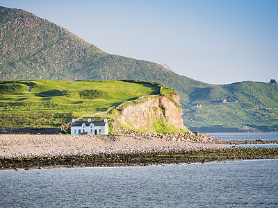 位于沿海的房屋旅行海岸小屋鹅卵石农村场景天空蓝色建筑岩石图片