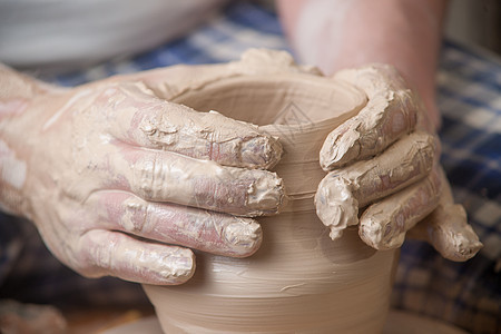 陶匠的手手工手工业血管工作车轮黏土拇指模具专注陶器图片