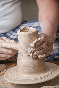 陶匠的手制造业制品女士杯子模具陶器陶瓷水壶手指手工业图片