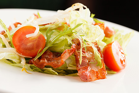 沙拉加培根火箭熏肉饮食红色牛肉水果莴苣油炸树叶食物图片