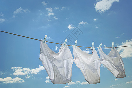 男人的内裤挂在衣绳上绳索内衣天空生态棉布衣夹别针回收微风空气图片