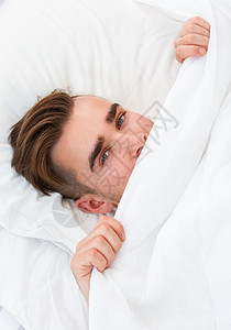 床上的年轻人说谎衣服枕头头发手指眉毛鼻子身体衬衫闲暇图片