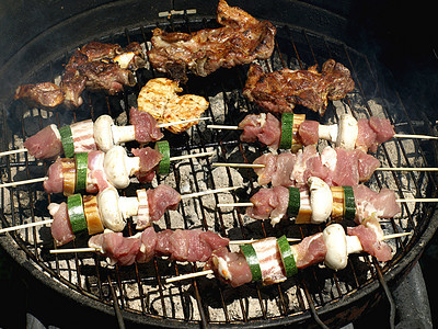 烧烤胡椒香料小吃牛肉木头盘子派对火焰猪肉烹饪图片