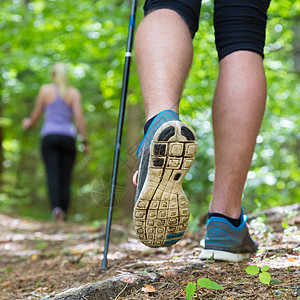 年轻夫妇在自然中徒步旅行 运动和锻炼森林成人远足运动鞋运动员农村健康活动踪迹鞋类图片