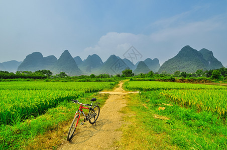 骑车在李江山风景的阳州桂林上岩石山脉反射编队丘陵假期地形岩溶旅行竹子图片