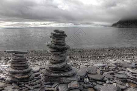 首湾背景的石头堆岩石海岸艺术海滩平衡峡湾天空雕塑冥想海洋图片