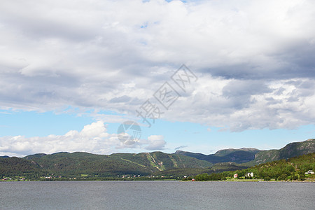 海洋和山山男人风景海岸晴天勇气顶峰自然峡湾岩石石头图片