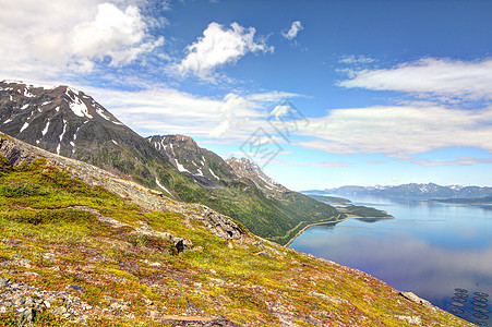 挪威北部地貌景观山峰天空全景旅游岩石海洋蓝色晴天风景港口图片