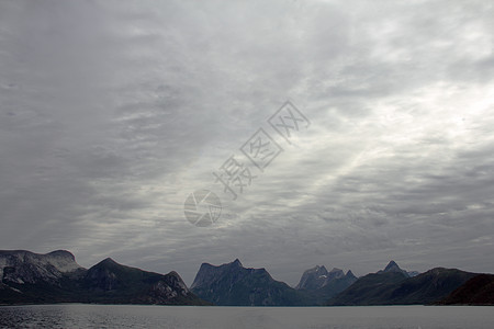 北极山脉和峡湾海洋石头岩石旅游天空顶峰风景海岸蓝色爬坡图片