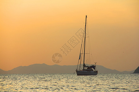 航行的亚伊特日出阳光帆船赛地平线双桅闲暇航海日落运输巡航图片