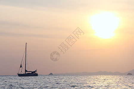 航行的亚伊特航海双桅帆船海洋海军闲暇天空日出阳光日落图片