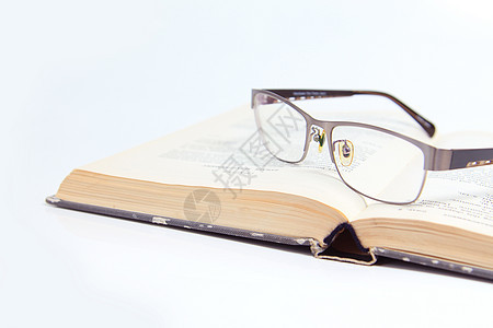 眼镜和书本教科书学校知识教育图书馆阅读白色大学学生图片