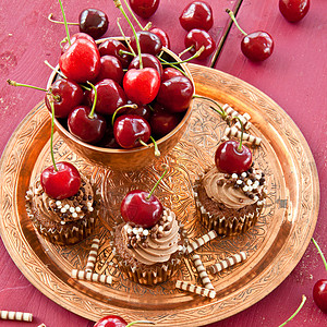 蛋糕和冰茶巧克力蛋糕和樱桃装饰巧克力红色水果盘子食物条纹蛋糕奶油状奶油背景