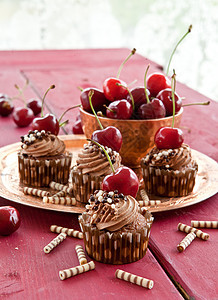 巧克力蛋糕和樱桃装饰蛋糕水果巧克力红色条纹奶油派奶油奶油状食谱图片