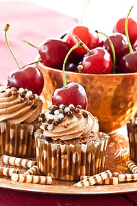 巧克力蛋糕和樱桃奶油派水果食物红色奶油装饰巧克力蛋糕奶油状条纹图片