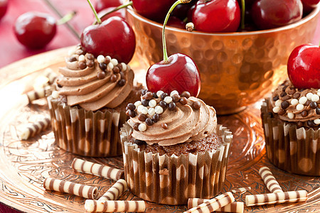 巧克力蛋糕和樱桃奶油状巧克力奶油派装饰食谱红色水果蛋糕条纹奶油图片