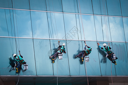 高楼的清洁窗户服务工人群体在高楼大楼内打扫窗户服务摩天大楼职业镜子水器商业反射财产垫圈风险场景图片