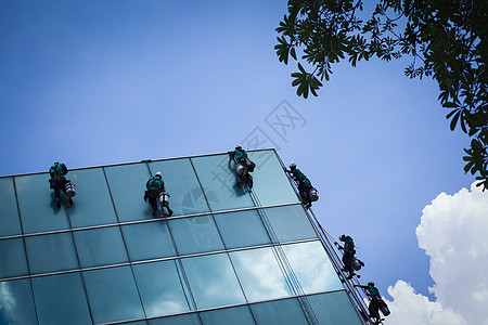 高楼的清洁窗户服务工人群体在高楼大楼内打扫窗户服务安装办公室职业场景维修玻璃团体劳动男人工作图片