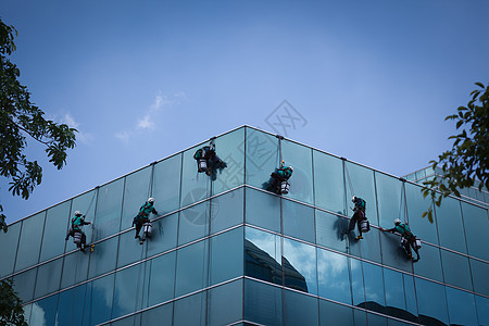 高楼的清洁窗户服务工人群体在高楼大楼内打扫窗户服务职业风险城市镜子办公室清洁工商业摩天大楼玻璃建筑图片