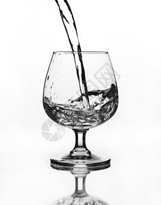 含水的葡萄酒杯饮料酒杯酒吧生活运动玻璃庆典蓝色液体酒精图片