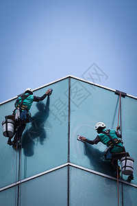 高楼的清洁窗户服务工人群体在高楼大楼内打扫窗户服务办公室网格建筑安装垫圈男人设施玻璃维修商业图片