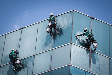 高楼的清洁窗户服务工人群体在高楼大楼内打扫窗户服务职业清洁工城市危险镜子办公室风险摩天大楼男人团体图片