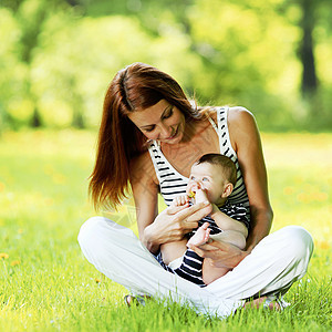 母亲和女儿在公园婴儿家庭童年喜悦父母绿色草地女性乐趣女士图片