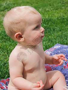 可爱的婴儿脸颊男生头发腹部毯子图片
