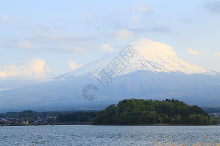 藤山 川口湖风景天空山梨反射公吨旅行蓝色地标火山镜子顶峰图片