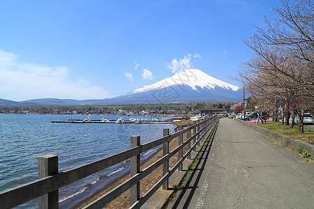 日本Yamanaka湖的福吉山人行道场景天空观光树木小路火山季节地标顶峰图片