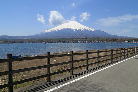 日本Yamanaka湖的福吉山人行道反射季节蓝色场景小路旅行树木观光火山图片