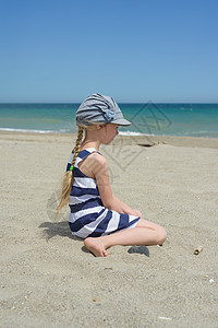 沙滩上的金发小女孩图片