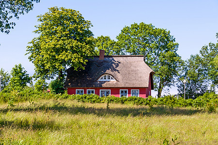 冷冻屋顶的房子住房乡村农场建筑草地住宅小屋天空农村窗户图片