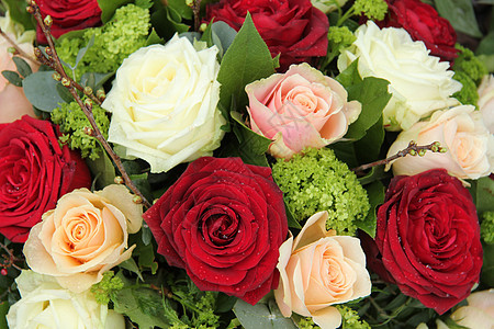 粉红 红色和白色的新娘安排植物群装饰品花束花瓣花朵花店婚姻中心植物作品图片