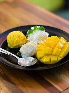 芒果 芒果布丁 芒果冰淇淋加粘糊饭盘子文化水果热带芝麻甜点奶油营养勺子美食图片