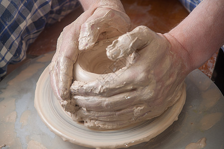 陶匠的手手工血管作坊制造业陶器工匠手指车轮艺术制品图片