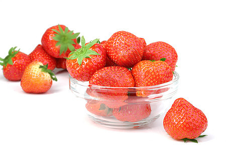 红色草莓在白色的透明盘子上照片叶子绿色浆果摄影工作室玻璃团体宏观食物图片