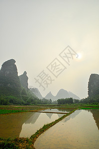 阳久桂林的李河山地貌假期漂浮岩溶村庄天空山脉岩石农村面纱反射图片