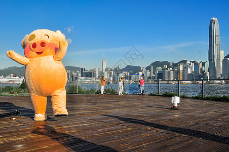 香港太平山来自九龙的香港岛天际摩天大楼景观目的地夜景旅行阴霾烟雾场景地标背景