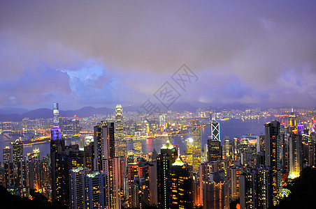 香港夜景来自维多利亚峰峰公园的香港岛地标顶峰地方城市景观旅行摩天大楼港口公园阴霾背景