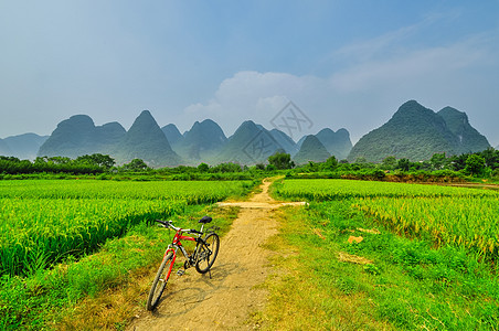 骑车在李江山风景的阳州桂林上山脉岩石农村水路钓鱼编队丘陵旅行森林观光图片