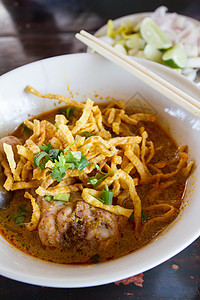 Khao Soi 北泰国面条咖喱汤餐厅美食绿色草本植物食物烹饪文化黄色午餐筷子图片