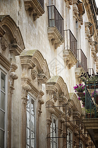 古老的加利波利Le市宫住房中心大理石石头阳台历史城市游客玻璃窗户图片