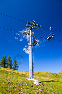 升起椅子电梯假期顶峰岩石采摘滑雪天空追求闲暇旅行运输图片