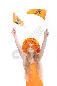 带橙色帽子 在演播室挥旗的金发女孩图片