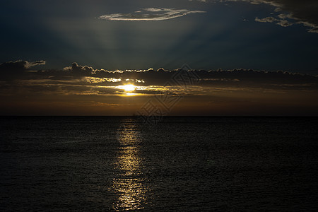 海洋日出天空蓝色海景钓鱼阳光太阳日落红色橙子反射图片