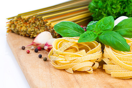 意大利意大利面食菜鸟巢 配有大蒜和新鲜叶美食午餐厨房绿色面粉黄色白色叶子面条小麦图片