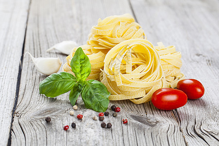 意大利意大利面食菜鸟巢 大蒜 西红柿和新鲜面包团体食物面粉美食面条厨房小麦午餐叶子文化图片