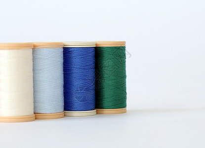 表格上的多彩线针线活织物棉布卷轴创造力工艺线索爱好桌子蓝色图片